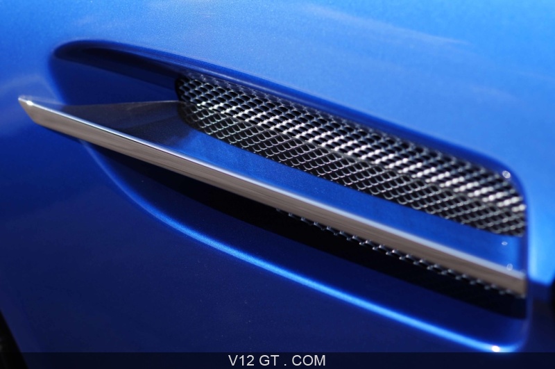Aston Martin V8 Vantage S bleu prise d'air aile avant / Aston Martin / Photos GT / Les plus ... Aston Martin V8 Vantage S bleu prise d'air aile avant / Aston Martin / Photos GT / Les plus ...