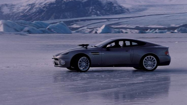 Aston Martin V12 Vanquish travers sur la glace Die Another Day James Bond 