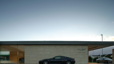 Concession Aston Martin Cheltenham vitrine extérieure