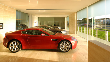 Concession Aston Martin Cheltenham vitrine intérieure 