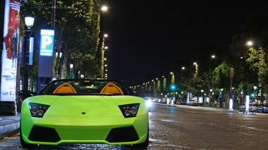Lamborghini Murcielago LP640 Roadster vert face avant - Champs-Elysées
