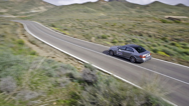 Michelin Pilot Sport 3 - Mercedes E63 AMG 3/4 arrière droit, sur route à travers le désert.