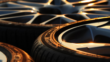 Michelin Pilot Sport 3 - Pile de roues au coucher de soleil