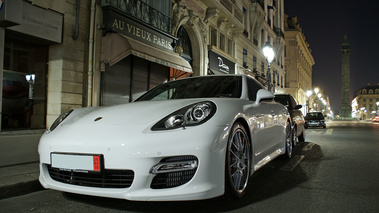 Porsche Panamera Turbo blanc 3/4 avant gauche - rue de la Paix