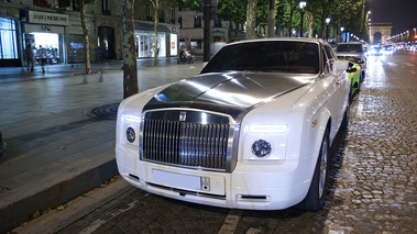 Rolls Royce Phantom Coupe blanc 3/4 avant gauche - Champs-Elysées