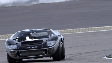 Modena Track Days 2011 - Ford GT40 gris face avant penché