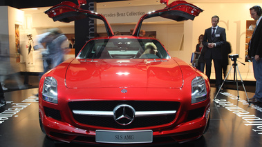 Mercedes SLS Rouge Face AV Portes ouvertes 