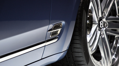 Bentley Mulsanne bleu details ailes 
