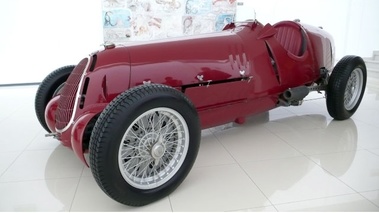 Alfa Romeo 8C 35 Tipo rouge 3/4 avant gauche