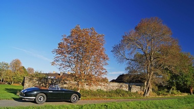 Aston Martin DB2 Cabriolet vert foncé 3/4 arrière droit penché