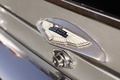 Aston Martin DB4 gris logo coffre 2