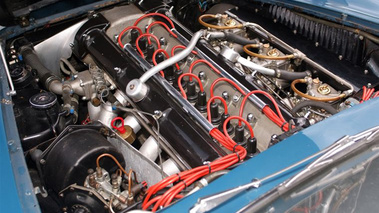 Aston Martin DB4 GT bleue moteur