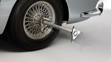 Aston Martin DB5 007, grise, détail gadget roue arrière gauche