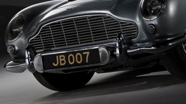 Aston Martin DB5 007, grise, détail plaque avant