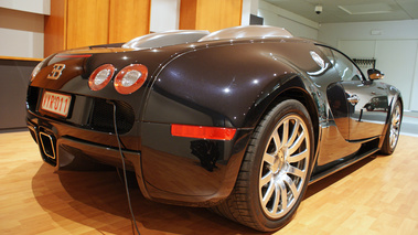 D'Ieteren Galerie - Bugatti Veyron noir/anthracite 3/4 arrière droit penché