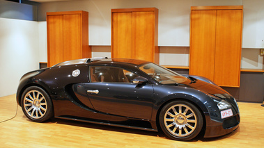 D'Ieteren Galerie - Bugatti Veyron noir/anthracite profil