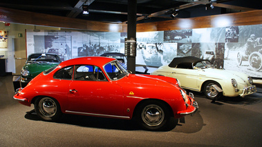 D'Ieteren Galerie - Porsche 356 rouge profil & 356 Speedster beige 3/4 avant droit