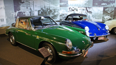 D'Ieteren Galerie - Porsche 911 Targa vert & 356 Cabriolet bleu 3/4 avant droit 
