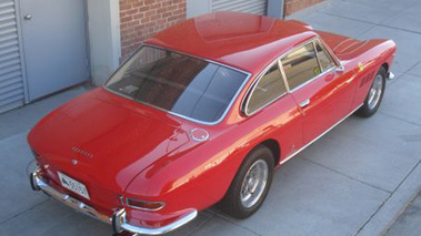 Ferrari 330 GT 2+2 Rouge travelling arrière droite