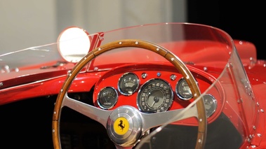 Ferrari 375 Plus rouge compteurs