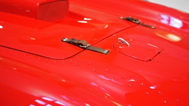 Ferrari 375 Plus rouge sangle capot