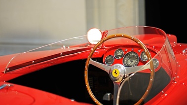 Ferrari 375 Plus rouge tableau de bord