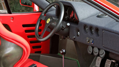 Ferrari F40 rouge intérieur