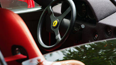 Ferrari F40 rouge volant