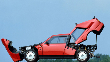 Lancia Delta S4 Rouge profil capots ouverts