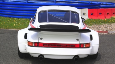 Porsche 3.0 RSR blanche vue arrière détail.