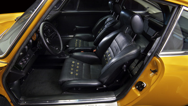 Porsche 911 Singer orange poste de conduite