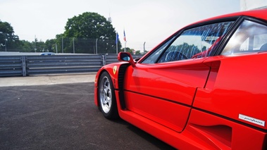 Ferrari F40 rouge 3/4 arrière gauche coupé 2