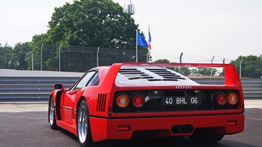 Ferrari F40 rouge 3/4 arrière gauche