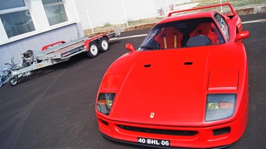Ferrari F40 rouge face avant penché