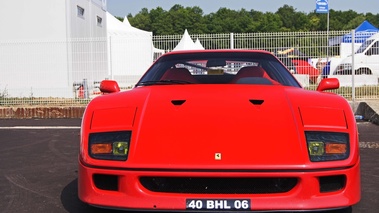 Ferrari F40 rouge face avant