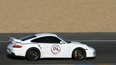 Porsche 997 GT2 blanc 3/4 arrière droit filé