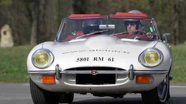 Jaguar Type E Cabriolet blanc face avant