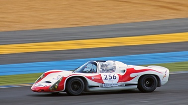 Porsche 910 blanc/rouge 3/4 avant gauche filé