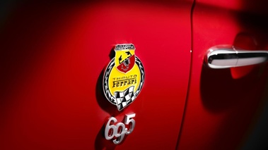 Abarth 695 TF - rouge - détail, logo Ferrari