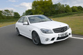 Mercedes C63 AMG DR520 blanc mate 3/4 avant droit travelling penché 