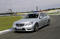 Mercedes E63 AMG gris 3/4 avant gauche travelling