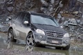 Mercedes ML63 AMG noir 3/4 avant droit penché 2