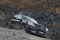 Mercedes ML63 AMG noir 3/4 avant droit penché