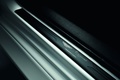Aston Martin Black - noire - seuil de porte