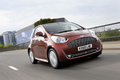 Aston Martin Cygnet marron 3/4 avant droit travelling penché 2