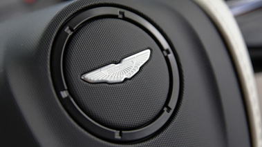 Aston Martin Cygnet noir logo volant