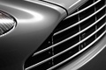 Aston Martin DB9 anthracite calandre debout