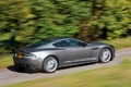 Aston Martin DBS anthracite 3/4 arrière droit filé penché vue de haut