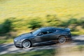 Aston Martin DBS anthracite filé penché vue de haut