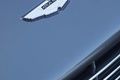 Aston Martin DBS anthracite logo capot debout